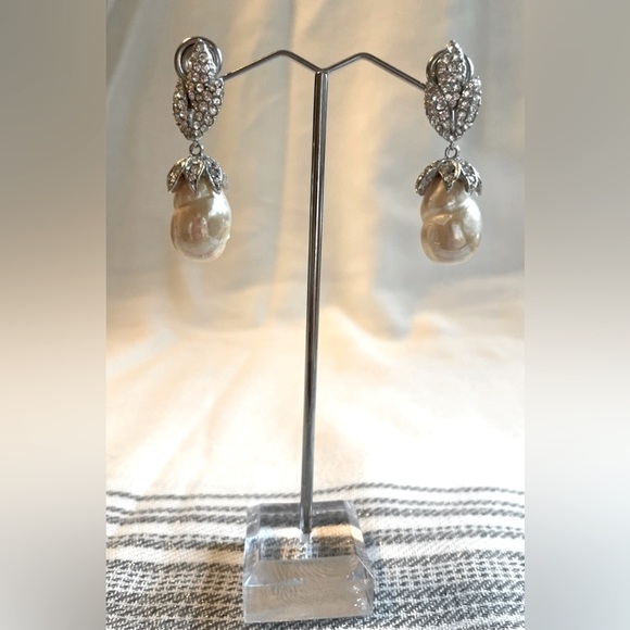 Vintage CINER Rhinestone and Pearl Clip On Earrings!  Gorgeous.  Wedding Worthy! - Picture 11 of 17